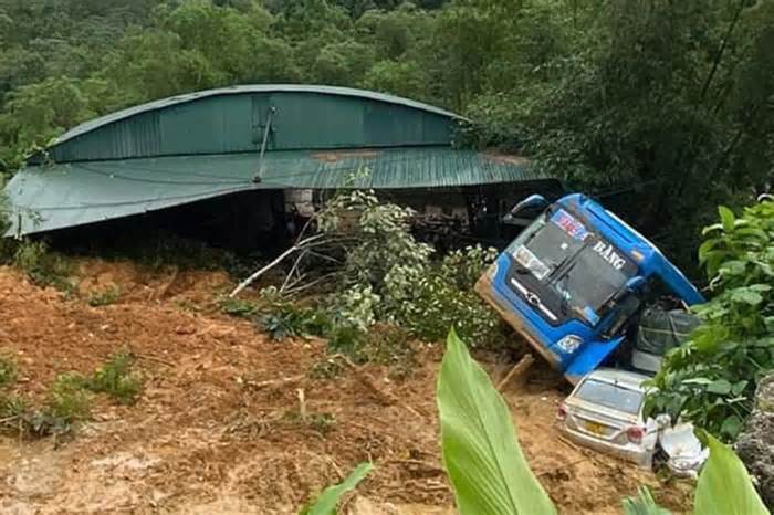 Mưa to gây sạt lở đất đá vào nhà dân, 11 người thương vong ở Hà Giang