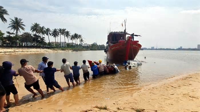 Quảng Bình: Chìm thuyền trên biển, hai ngư dân tự bơi vào bờ