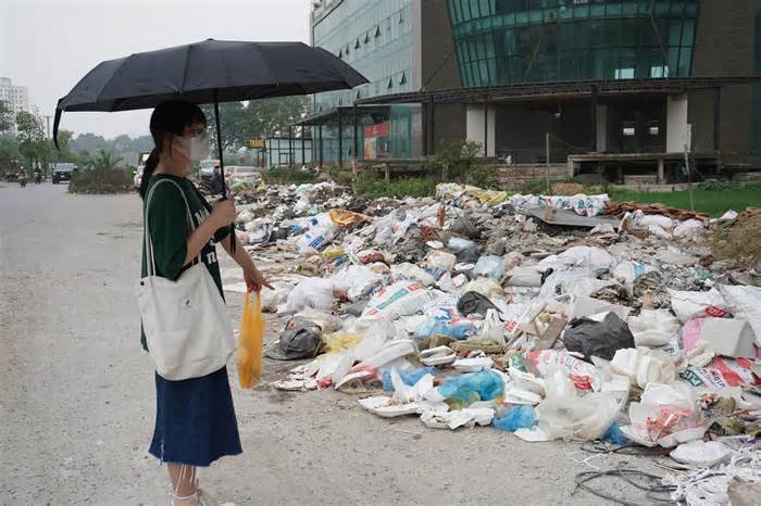 Rác thải 'bủa vây' khu dân cư, người dân ám ảnh mỗi khi đi làm về