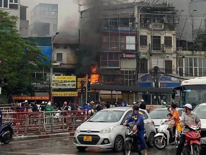 Hà Nội: Một ngôi nhà trên phố Xã Đàn bốc cháy dữ dội đúng giờ cao điểm