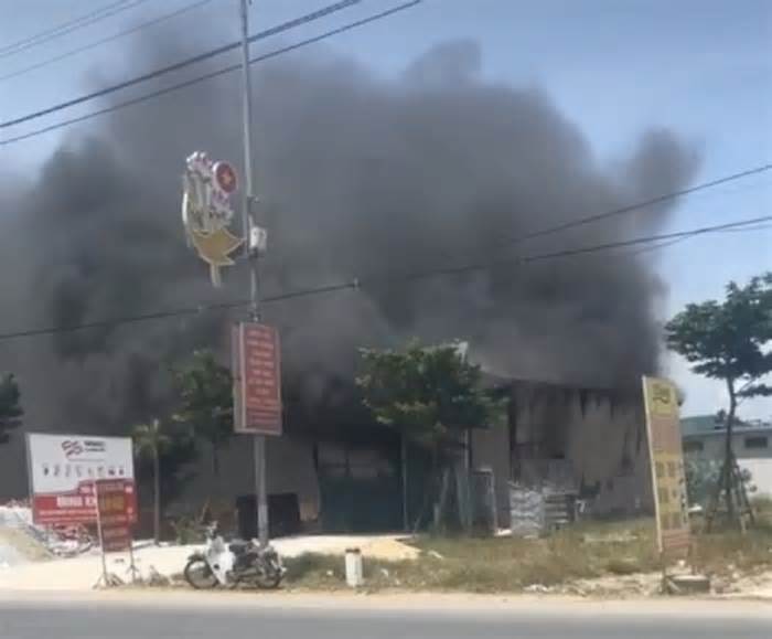 Quảng Bình: Cháy lớn gây hỗn loạn ở thị trấn Kiến Giang