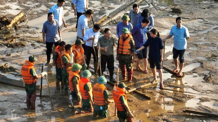 Thủ tướng thăm hỏi gia đình các nạn nhân bị lũ quét ở Làng Nủ