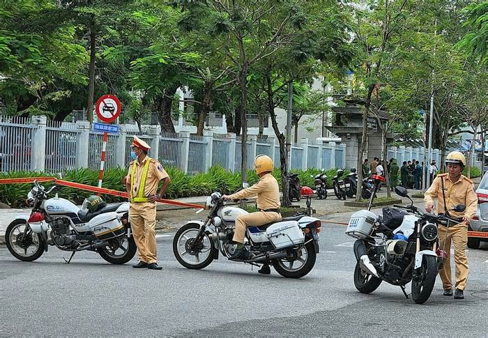 Đà Nẵng phong tỏa cổng trường vì nghi có vật liệu nổ