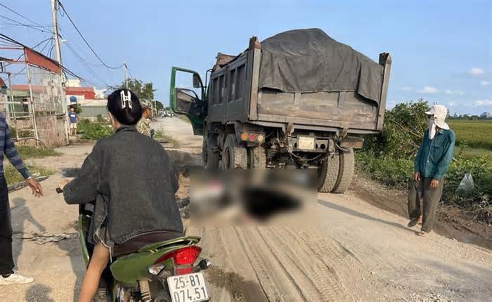 Đi xe máy trên đường đang thi công, hai bà cháu ngã vào gầm xe tải tử vong