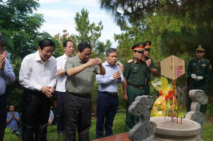 Thủ tướng Phạm Minh Chính dâng hương, viếng mộ Đại tướng Võ Nguyên Giáp
