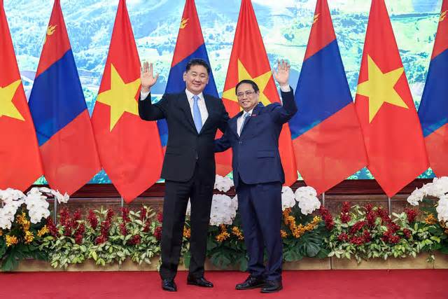 Thủ tướng và Chủ tịch Quốc hội tiếp Tổng thống Mông cổ