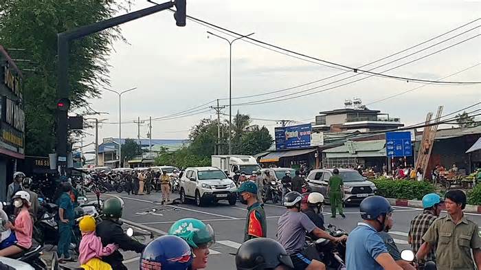 Xe máy lao vào ô tô đang dừng đèn đỏ, hai người thương vong