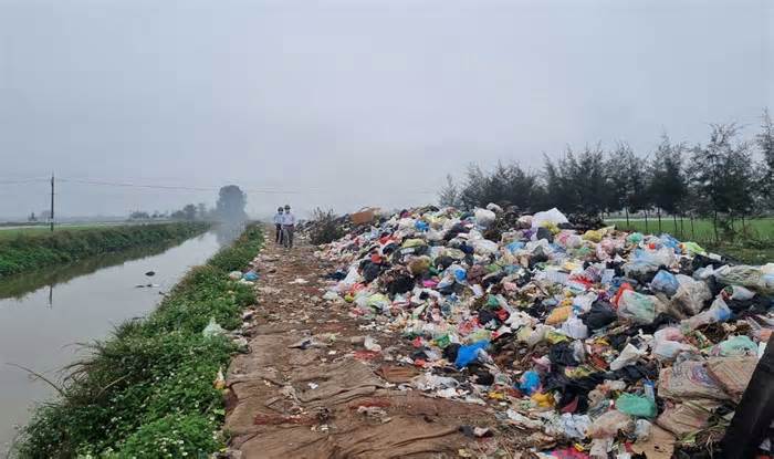 Xử lý tình trạng đốt rác gây ô nhiễm ở địa bàn giáp ranh giữa 2 xã tại Thái Bình