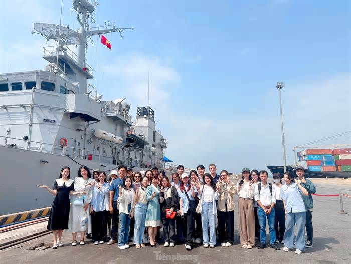 Học sinh, sinh viên tiếng Pháp tham quan tàu tuần dương Vendémiaire (Pháp) tại cảng Tiên Sa