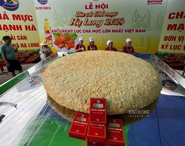 Chiếc chả mực nặng 200kg xác lập kỷ lục Việt Nam