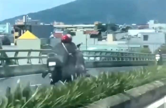 Chạy xe máy ngược chiều, người phụ nữ gây tai nạn trên cầu vượt Ngã ba Huế