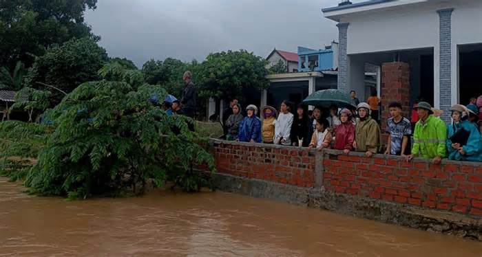 Cứu học sinh đang chới với giữa nước lũ, người đàn ông bị lũ cuốn mất tích