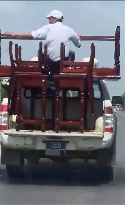 Phạt tài xế xe biển xanh tại Huế chở người ngồi chênh vênh trên thùng xe