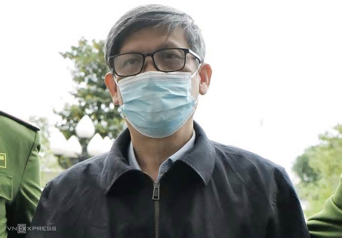 Cựu bộ trưởng Y tế Nguyễn Thanh Long dáng vẻ tiều tụy khi ra tòa