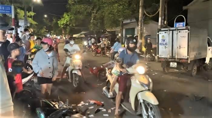 Quảng Ngãi: Ô tô tải tông hàng loạt xe máy, nhiều người bị thương