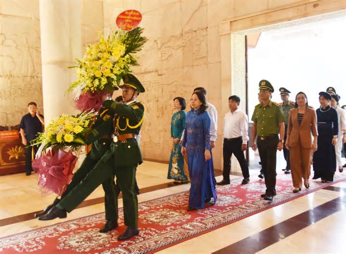 Phó Chủ tịch nước Võ Thị Ánh Xuân dâng hương, dâng hoa tại đền thờ Bác Hồ