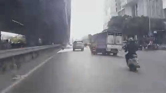 Công an phát thông báo tìm tài xế xe tải chèn ngã 2 người trên xe máy ở Hà Nội