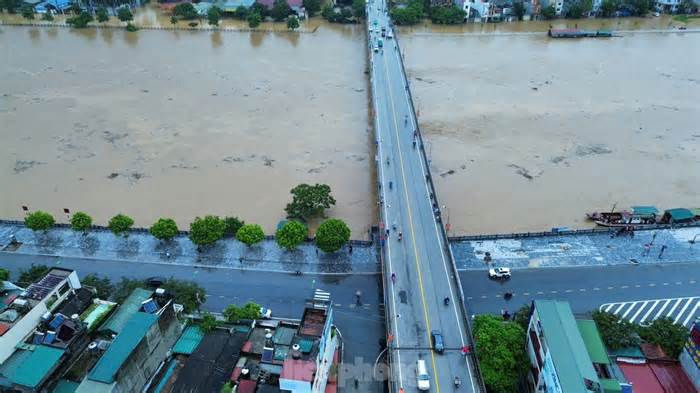 Lũ trên sông Hồng dâng cao gây ngập lụt nhiều tuyến phố ở Lào Cai