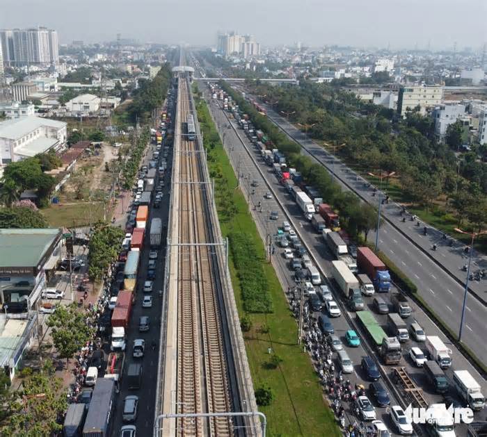 Container vào cảng đông đúc, xe nhích từng chút trên đường Võ Nguyên Giáp, Nguyễn Thị Định