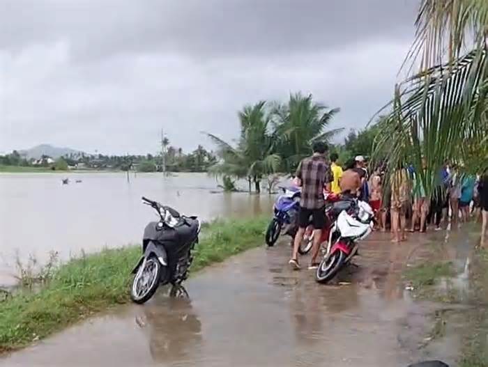 Mưa lũ chia cắt, một học sinh lớp 5 đuối nước khi ra mương chơi