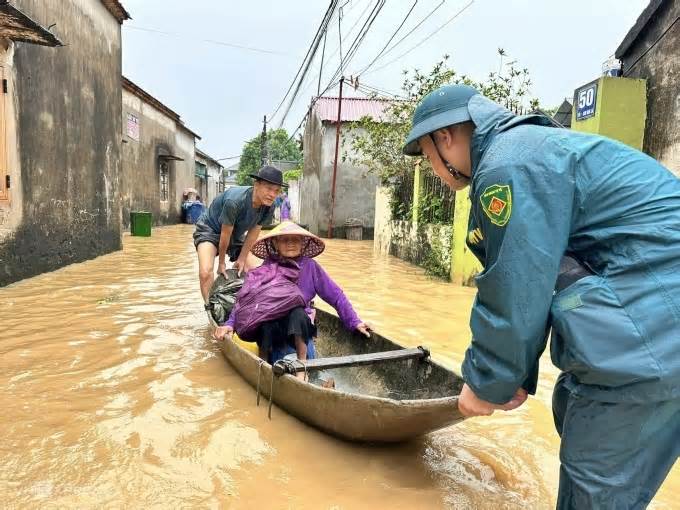 Người dân ngoại thành Hà Nội chạy lũ trong đêm