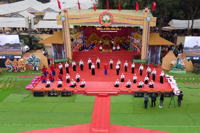 Hàng vạn người chen chân tại lễ hội lớn nhất xứ Mường