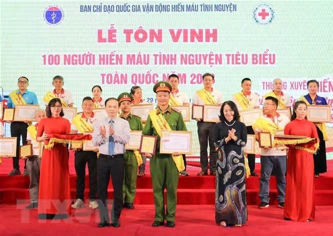 Tri ân và tôn vinh 100 tấm gương tiêu biểu hiến máu tình nguyện