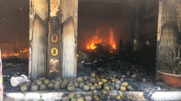 Căn nhà bán trái cây chìm trong biển lửa