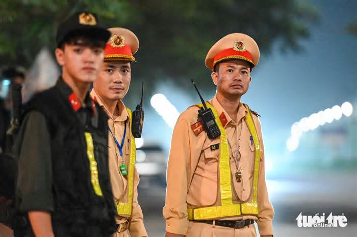 Cảnh sát quây rào truy bắt xuyên đêm, 'quái xế' tháo chạy bất thành