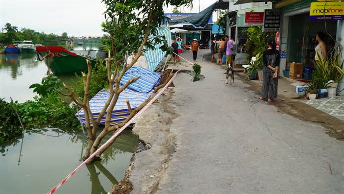 Sạt lở ‘uy hiếp’ nhiều nhà dân tại Đồng Tháp