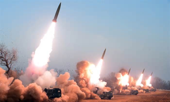 Triều Tiên phóng cùng lúc 10 tên lửa đạn đạo ra biển