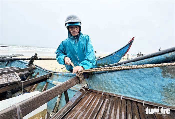 Ngư dân Quảng Nam hối hả đưa thuyền thúng lên bờ