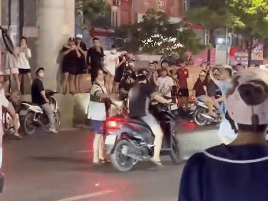 Nam thanh niên lao ra chặn xe đang chạy trên đường, công an vào cuộc xác minh