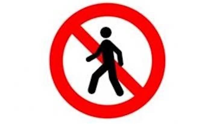 Biển báo cấm người đi bộ có đặc điểm gì?