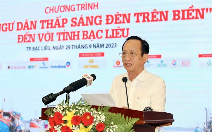 Thắp sáng niềm tin cùng ngư dân bám biển