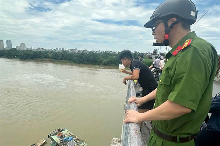 Cảnh sát tìm kiếm người nghi nhảy cầu Long Biên