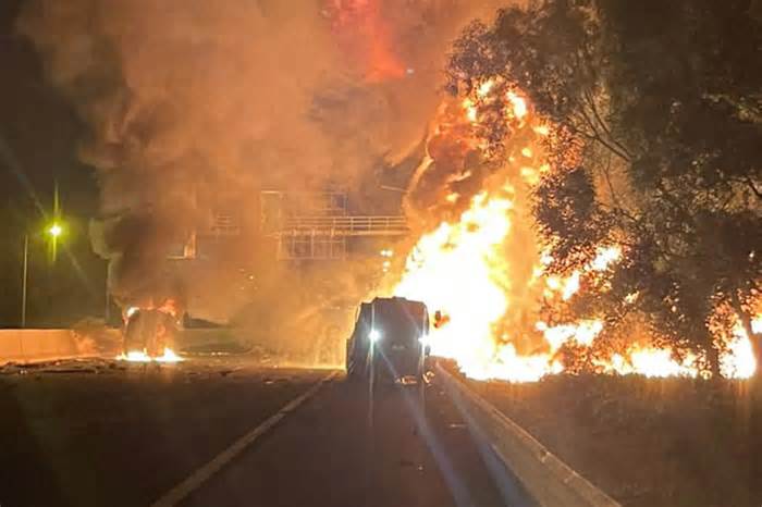 Ôtô bốc cháy trên cao tốc Hà Nội - Hải Phòng: Cách hơn 100m vẫn nóng rát