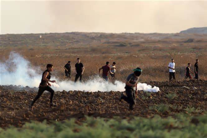 Bạo lực tiếp tục leo thang tại Dải Gaza làm hàng chục người bị thương