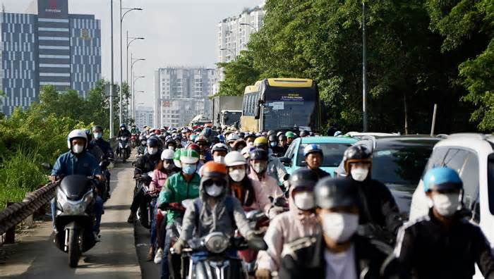 Dự án 'giải cứu' kẹt xe trễ hẹn, giao thông khu Nam TPHCM ngày càng ùn tắc