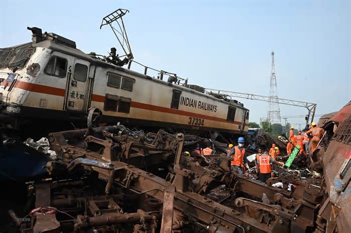 Ấn Độ: Công bố nguyên nhân vụ tai nạn đường sắt khiến 288 người chết