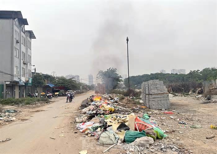 Dân 'kêu trời' vì đường xuống cấp, rác bủa vây nhiều năm giữa Thủ đô