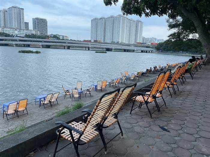 Hàng quán tự phát biến hồ Linh Đàm như 'bãi biển mini'