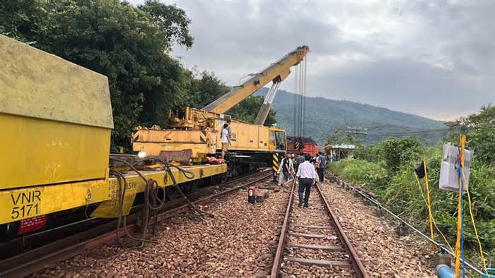 Đường sắt qua đèo Hải Vân hoạt động lại sau sự cố tàu hàng trật bánh