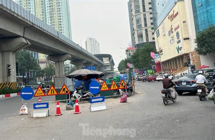 Lô cốt cũ 'đắp chiếu', lô cốt mới lại mọc trên đường Hà Nội