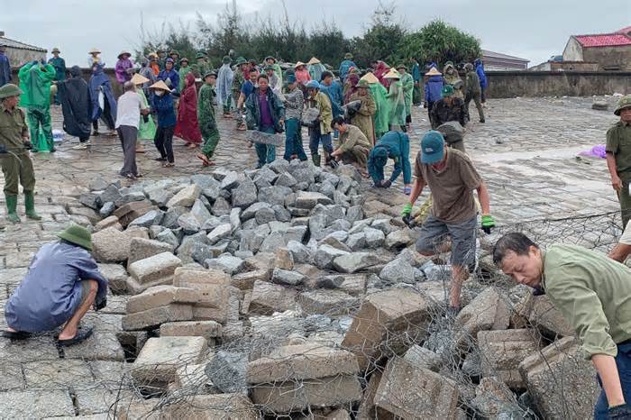 Hơn 200 người gia cố đê biển bị sụt lún ở Hà Tĩnh