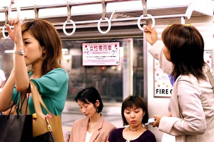 Toa tàu riêng - 'lá chắn' chống nạn sàm sỡ trên tàu điện Nhật Bản