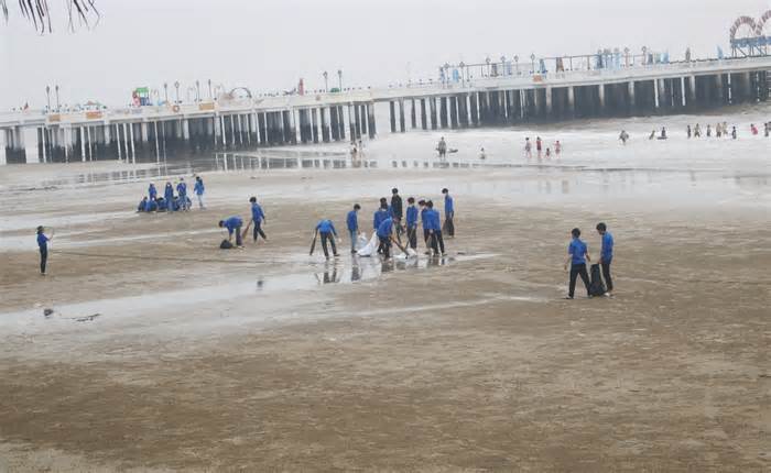 Thanh Hóa: Huy động gần 700 thanh niên tình nguyện dọn rác ở biển Hải Tiến