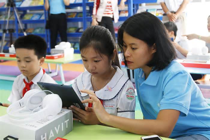 Quỹ Hy vọng tặng thư viện điện tử cho học sinh tiểu học