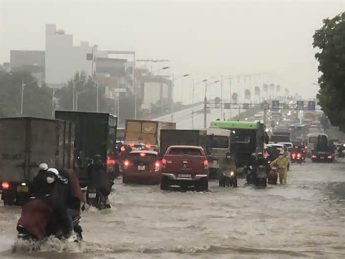Đường phố Hà Nội thành sông, giao thông tê liệt hàng giờ