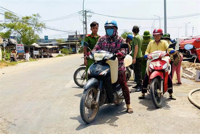 Công an Bến Tre hỗ trợ nước ngọt cho người dân vùng hạn mặn